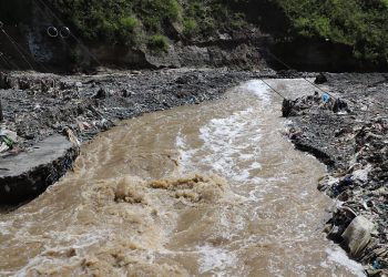 Supervisan proyecto piloto sobre retención de desechos en río Las Vacas