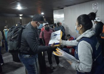 Los guatemaltecos reciben apoyo del personal de Mintrab en el Aeropuerto Internacional la Aurora.