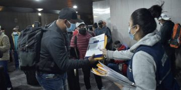Los guatemaltecos reciben apoyo del personal de Mintrab en el Aeropuerto Internacional la Aurora.