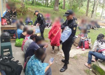 Agentes de la PNC brindan ayuda humanitaria a grupo de migrantes, en Chiquimula.
