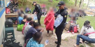 Agentes de la PNC brindan ayuda humanitaria a grupo de migrantes, en Chiquimula.