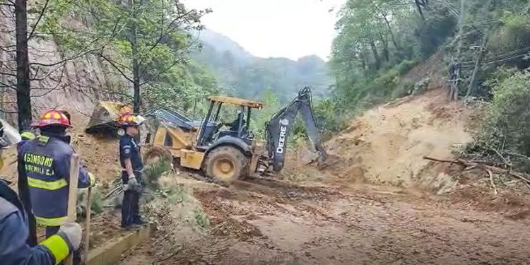Atienden derrumbe registrado en ruta Interamericana