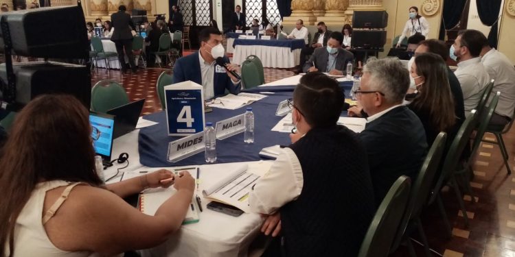 Alcaldes de Izabal dan seguimiento a compromisos presidenciales