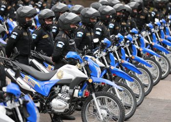 Presidente entrega motocicletas a la PNC para fortalecer seguridad ciudadana