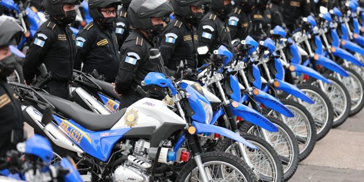 Presidente entrega motocicletas a la PNC para fortalecer seguridad ciudadana