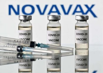 Comité asesor de FDA recomienda uso de vacuna de Novavax contra COVID-19