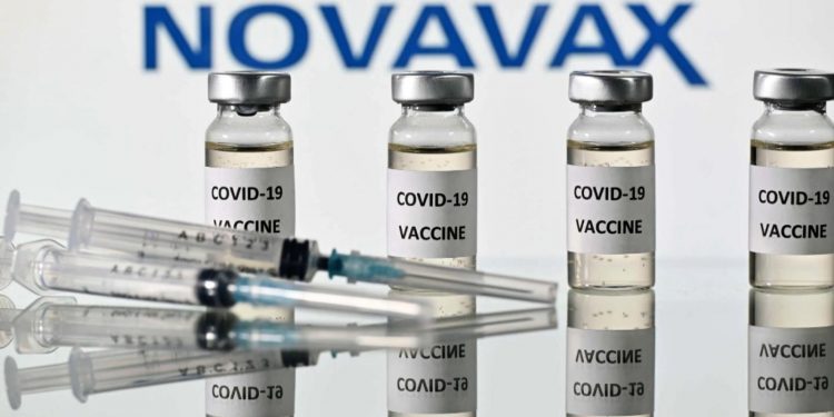 Comité asesor de FDA recomienda uso de vacuna de Novavax contra COVID-19