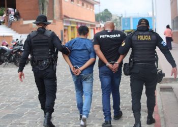 Capturan a dos individuos que atentaron contra bus extraurbano