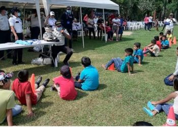 Policía ventrílocuo y su personaje Lesh, lleva mensajes de prevención niños de comunidades afectadas por conflictos y desastres naturales.