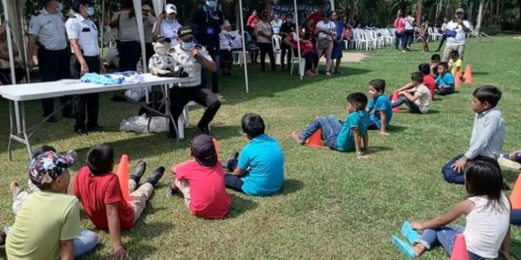 Policía ventrílocuo y su personaje Lesh, lleva mensajes de prevención niños de comunidades afectadas por conflictos y desastres naturales.