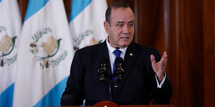 El presidente Alejandro Giammattei presenta el plan de abastecimiento para el país.