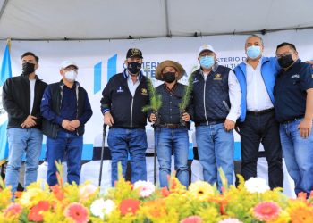 El presidente Giammattei entrega plantas en Chimaltenango