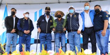 El presidente Giammattei entrega plantas en Chimaltenango