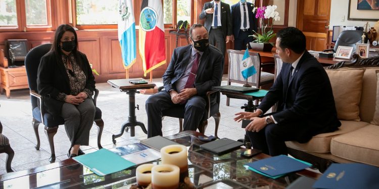 PRESIDENTE GIAMMATTEI VISITA EL MINEDUC