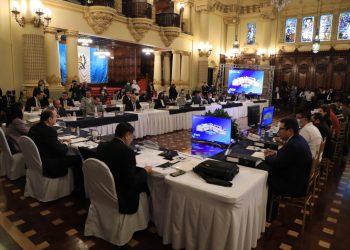 El presidente insta a los alcaldes a no dejar obtas de arrastre.