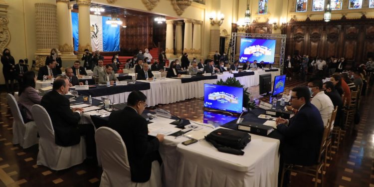 El presidente insta a los alcaldes a no dejar obtas de arrastre.