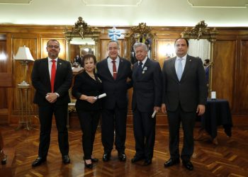 Presidente condecora a artistas guatemaltecos con Orden Antonio José de Irisarri