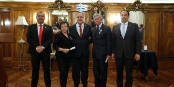 Presidente condecora a artistas guatemaltecos con Orden Antonio José de Irisarri