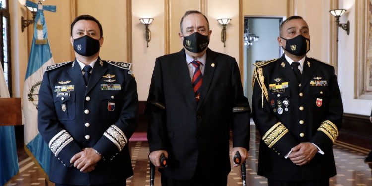 Presidente participa en ascensos de miembros del Ejército de Guatemala