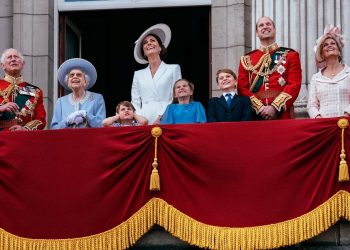 Empiezan fiestas por aniversario de monarca Isabel II