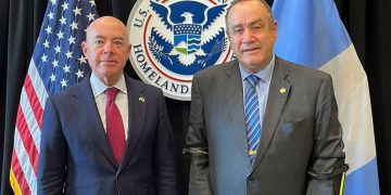 Reunión del presidente Alejandro Giammattei, y el secretario de Seguridad Nacional de los Estados Unidos, Alejandro Mayorkas.