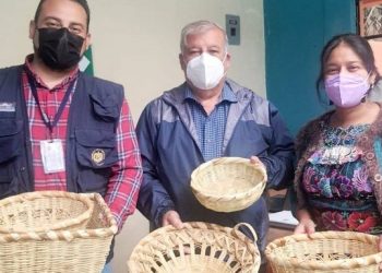 Mujeres de Baja Verapaz y Sololá mejorarán sus ingresos con apoyo de Beca Artesano