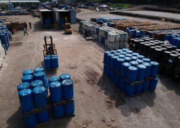 Personal especializado descarga los furgones con los productos químicos, en el complejo de precursores para su posterior incineración.