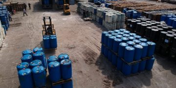 Personal especializado descarga los furgones con los productos químicos, en el complejo de precursores para su posterior incineración.