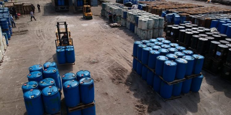 Personal especializado descarga los furgones con los productos químicos, en el complejo de precursores para su posterior incineración.