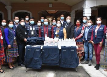 Colaboradores de Acompáñame a Crecer reciben artículos para prevenir el COVID-19