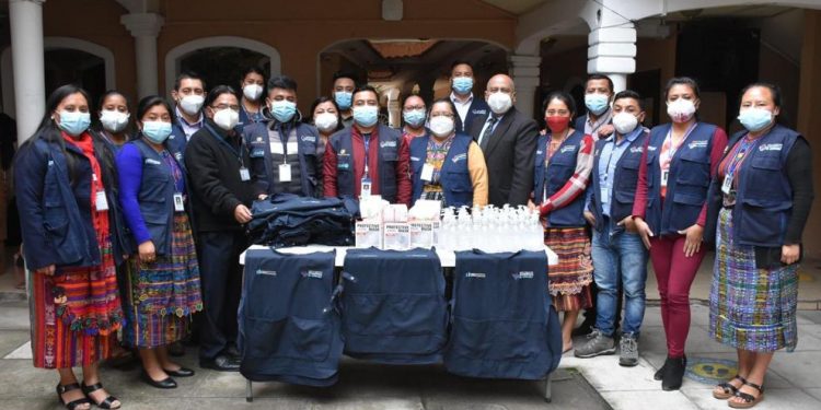 Colaboradores de Acompáñame a Crecer reciben artículos para prevenir el COVID-19