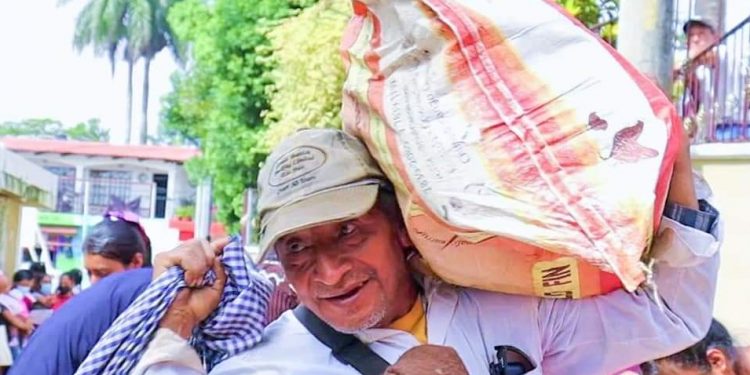 Familias de Santa Cruz Naranjo reciben dotación de alimentos