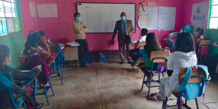 Autoridades educativas supervisan desarrollo de clases presenciales en Totonicapán