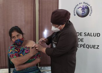 Salud reporta más de 39 mil dosis contra COVID-19 administradas a comadronas