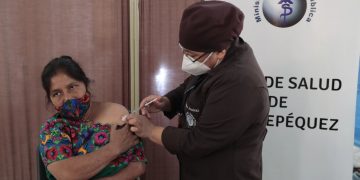 Salud reporta más de 39 mil dosis contra COVID-19 administradas a comadronas