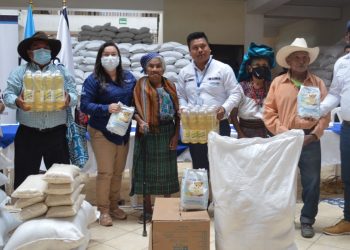 Más de 300 familias reciben dotación de alimentos
