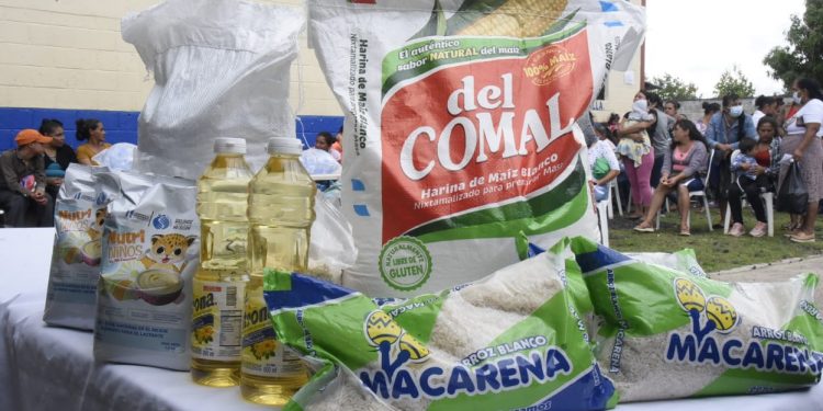 Más de mil 700 familias se benefician con raciones de alimentos