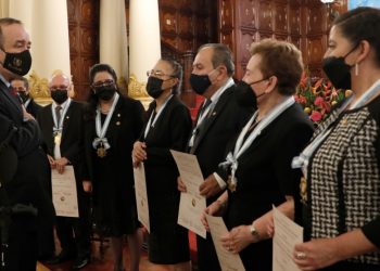 Presidente entrega Orden Francisco Marroquín y reconoce labor magisterial