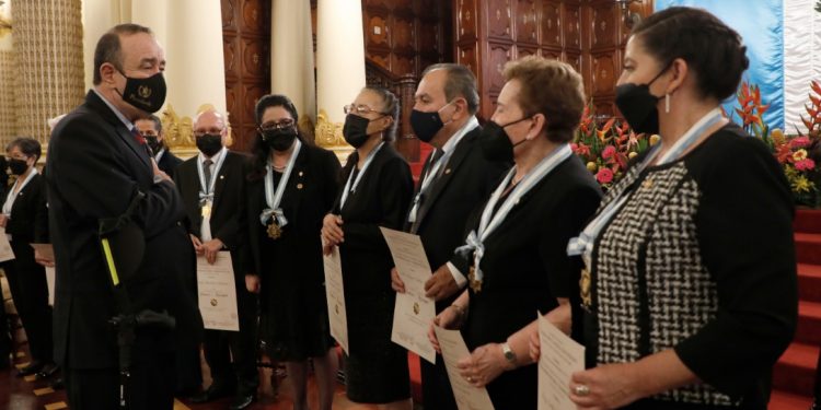 Presidente entrega Orden Francisco Marroquín y reconoce labor magisterial