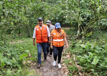Autoridades visitan comunidad aledaña al volcán Santiaguito
