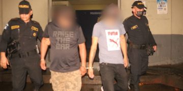 Capturan a dos presuntos coyotes por el traslado de 12 extranjeros