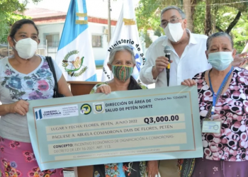 Más de 200 comadronas de Petén reciben incentivo económico.