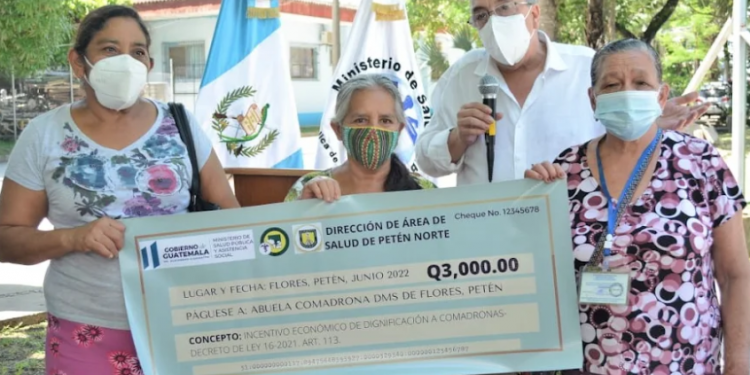 Más de 200 comadronas de Petén reciben incentivo económico.