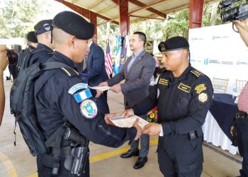Gradúan a agentes en cursos de navegación terrestre, manejo de GPS y medicina táctica canina