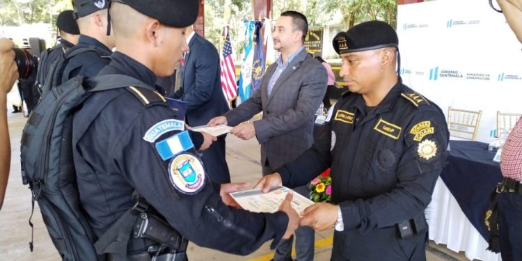 Gradúan a agentes en cursos de navegación terrestre, manejo de GPS y medicina táctica canina