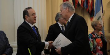 Embajador colombiano ante la OEA se reúne con el mandatario Giammattei