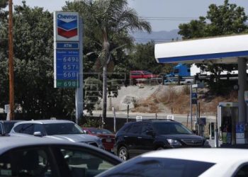 Hace un año, en junio de 2021, el precio medio del galón de gasolina se ubicaba en 3.07 dólares.