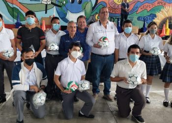Entregan material didáctico deportivo a estudiantes de El Progreso