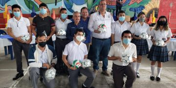 Entregan material didáctico deportivo a estudiantes de El Progreso