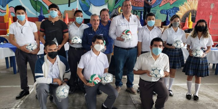 Entregan material didáctico deportivo a estudiantes de El Progreso